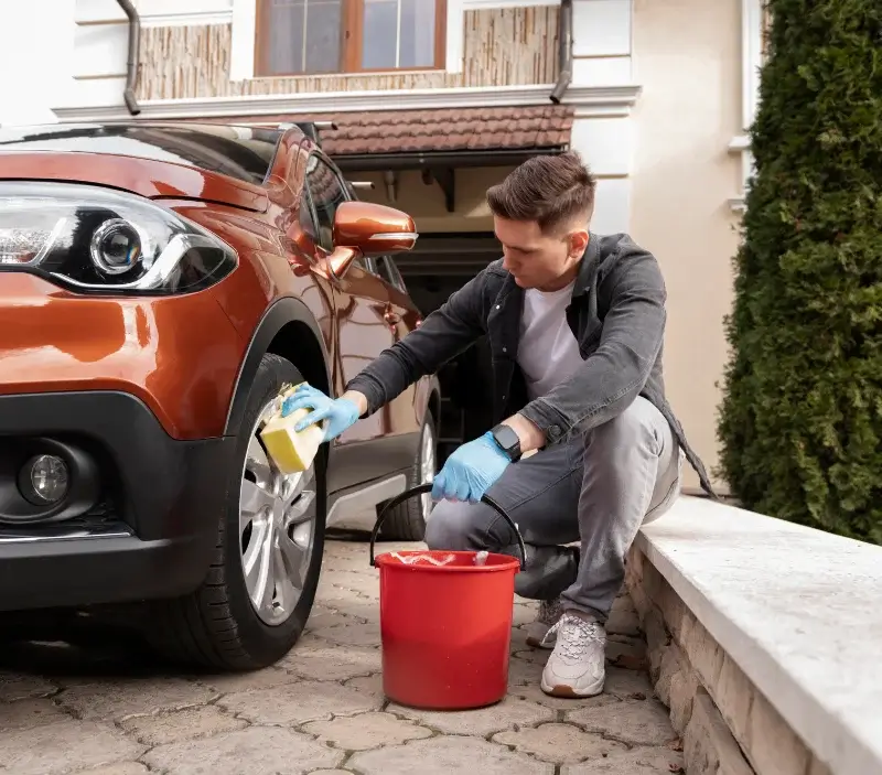 Lavage auto à domicile Trosly-Breuil : professionnel intervenant sur un véhicule